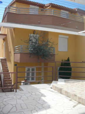 Apartments with a parking space Mali Rat (Omis) - 15262